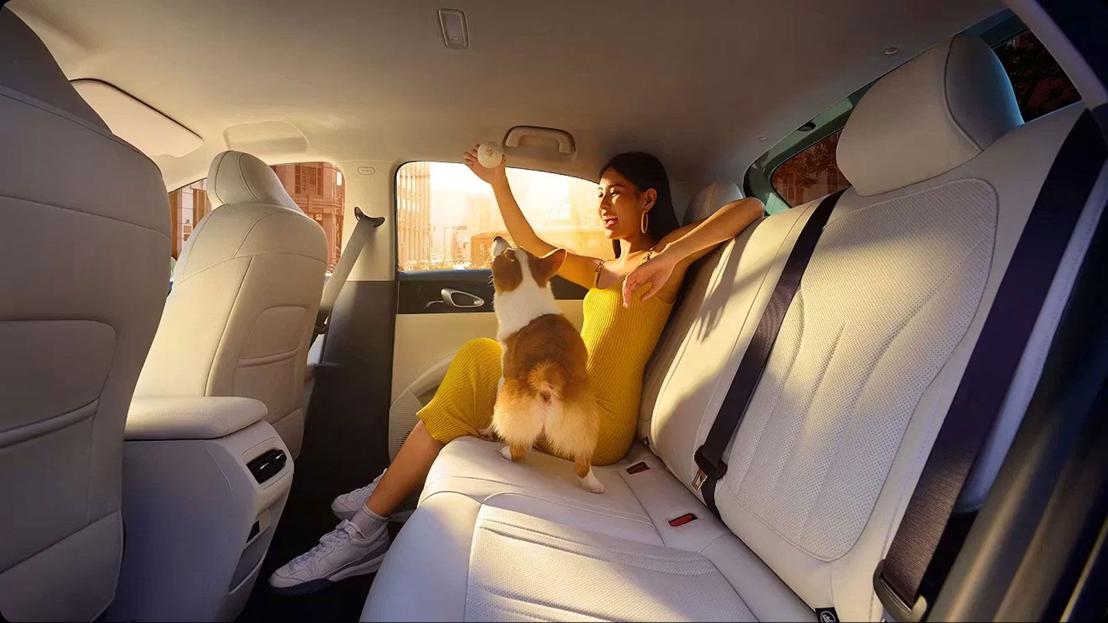 Η Geely υποστηρίζει ότι ο διαθέσιμος χώρος για τα γόνατα των πίσω επιβατών φτάνει έως τα 890 χλστ..